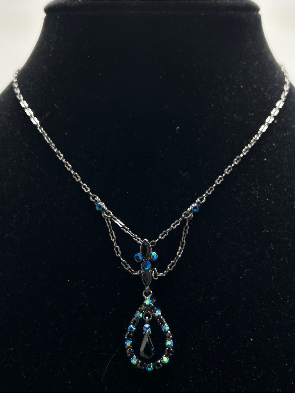 Guess, AB Blue Crystal And Blackened Chain Feminine Short Necklace